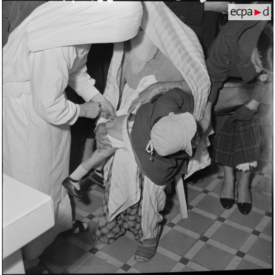 Tournée d'inspection d'assistantes sociales dans un dispensaire en Algérie.