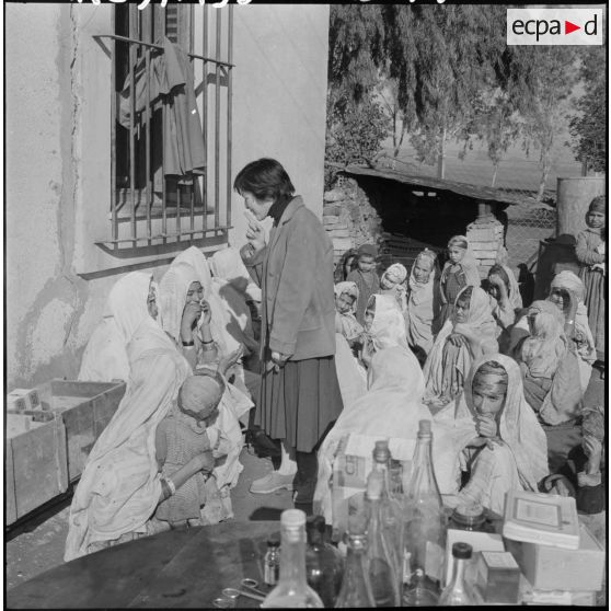 Tournée d'inspection d'assistantes sociales dans un dispensaire en Algérie.