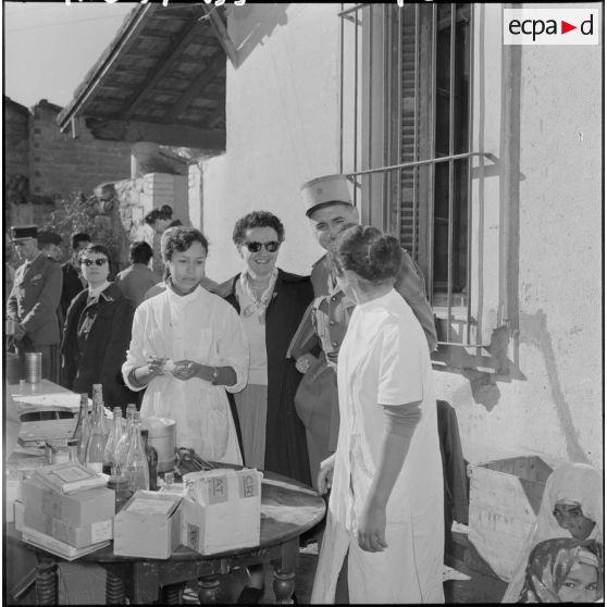 Tournée d'inspection d'assistantes sociales dans un dispensaire en Algérie.