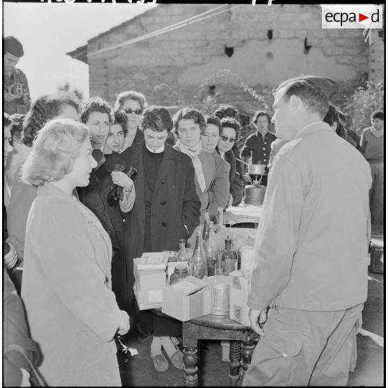 Tournée d'inspection d'assistantes sociales dans un dispensaire en Algérie.