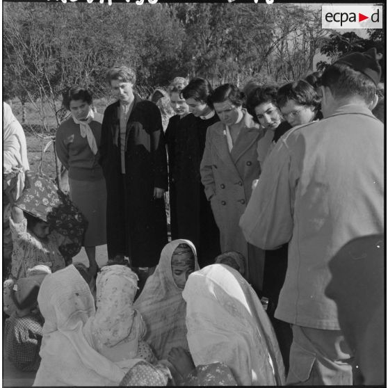 Tournée d'inspection d'assistantes sociales dans un dispensaire en Algérie.