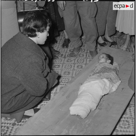 Tournée d'inspection d'assistantes sociales dans un dispensaire en Algérie.