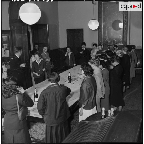 Réception en l'honneur des assistantes sociales avant leur tournée d'inspection en Algérie.