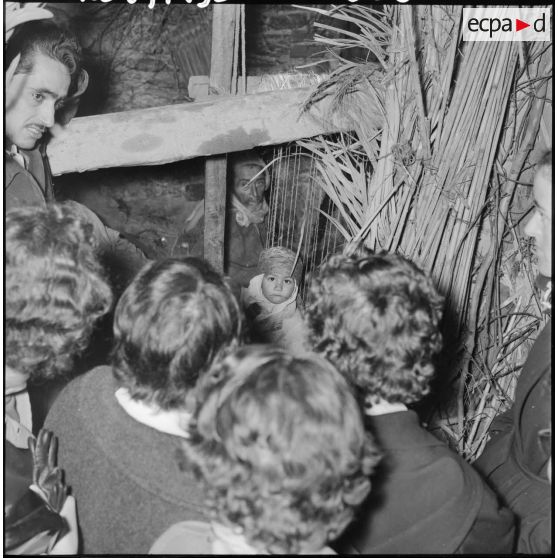 Tournée d'inspection d'assistantes sociales dans un dispensaire en Algérie.