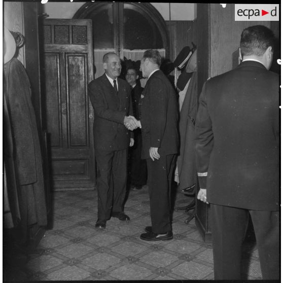 Le général Edmond Jouhaud arrive à une réception en civil.