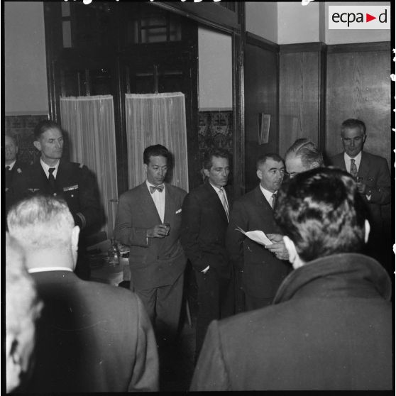 Une autorité militaire prononçant un discours lors d'une réception.