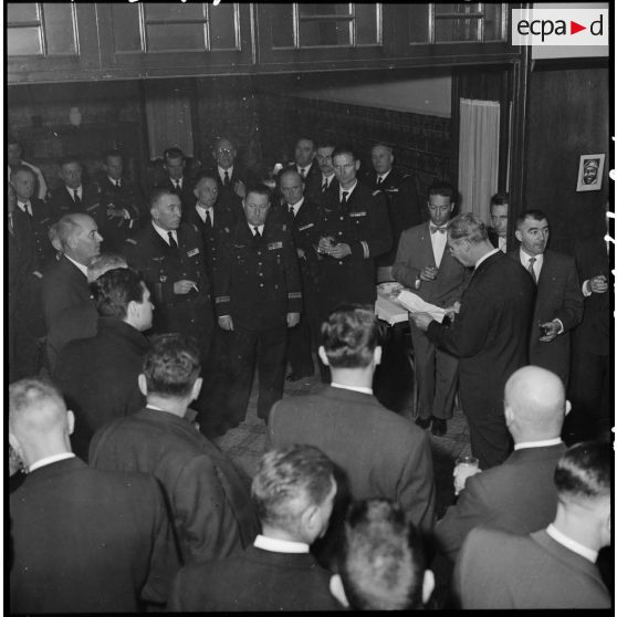 Une autorité militaire prononçant un discours lors d'une réception.