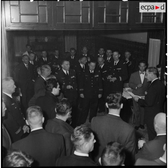 Une autorité militaire prononçant un discours lors d'une réception.