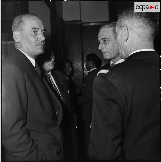 Le général Edmond Jouhaud en civil avec d'autres autorités militaires à une réception.