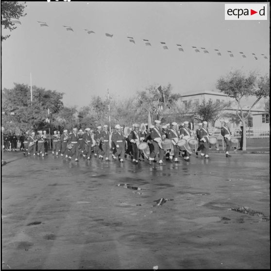 La musique du 3ème régiment des titrailleurs algériens (RTA) ouvre le défilé du 11 novembre 1957 à Sétif.