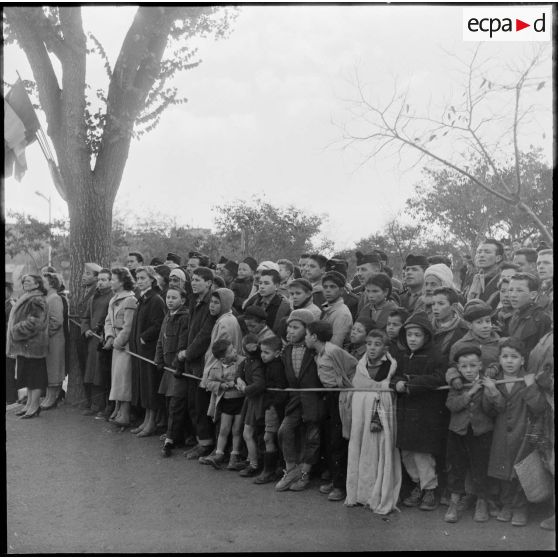 La foule assistant au défilé du 11 novembre 1957 à Sétif.