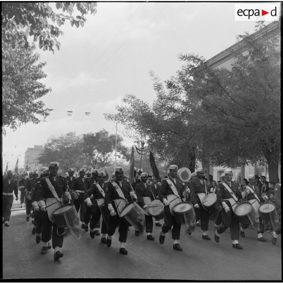 La musique du 3ème régiment des titrailleurs algériens (RTA) au défilé du 11 novembre 1957 à Sétif.