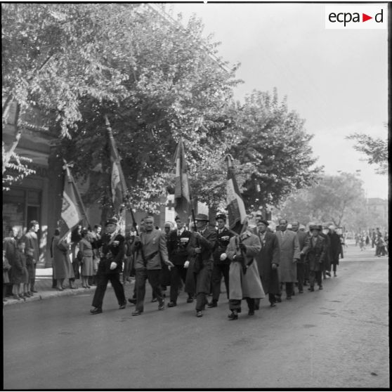 Les anciens combattants défilent à la cérémonie du 11 novembre 1957 à Sétif.
