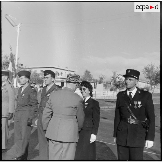 Remise de la valeur militaire à une auxiliaire féminine de l'armée de terre (AFAT).