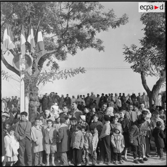 Foule assistant au défilé du 11 novembre 1957 à Sétif.