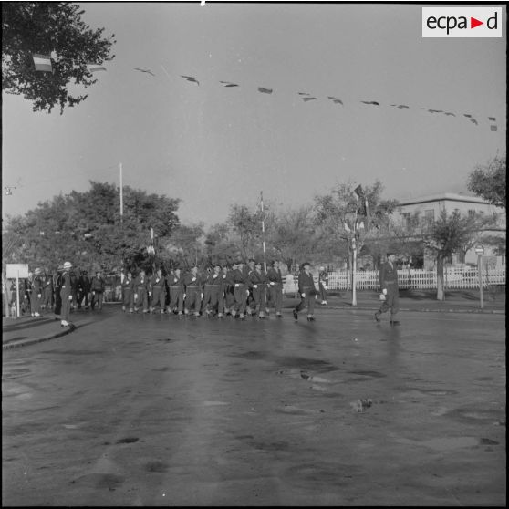 Les hommes du groupe d'hélicopère n°2 (GH2) au défilé du 11 novembre 1957 à Sétif.
