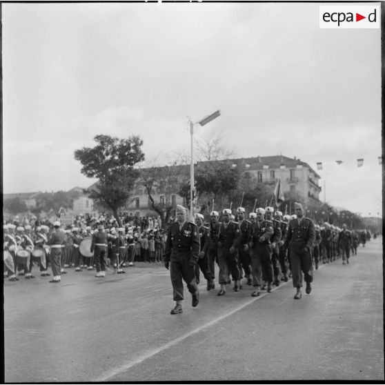 Défilé du 11 novembre 1957 à Sétif.