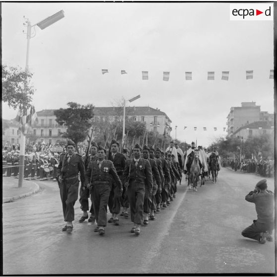 Défilé du 11 novembre 1957 à Sétif.