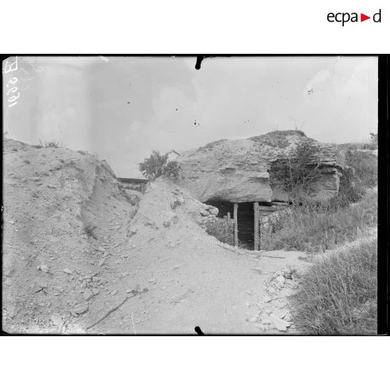 Biermont&#x20;&#x28;Oise&#x29;.&#x20;Abri&#x20;allemand&#x20;sur&#x20;un&#x20;rocher&#x20;&#x28;boyau&#x20;d&#xE9;truit&#x20;par&#x20;nos&#x20;obus&#x29;.&#x20;&#x5B;l&#xE9;gende&#x20;d&#x27;origine&#x5D;