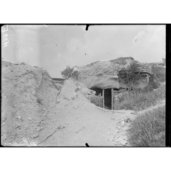 Biermont (Oise). Abri allemand sur un rocher (boyau détruit par nos obus). [légende d'origine]