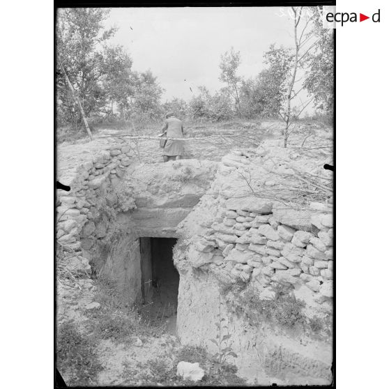 Biermont&#x20;&#x28;Oise&#x29;.&#x20;Abri&#x20;allemand&#x20;creus&#xE9;&#x20;dans&#x20;le&#x20;roc.&#x20;&#x5B;l&#xE9;gende&#x20;d&#x27;origine&#x5D;