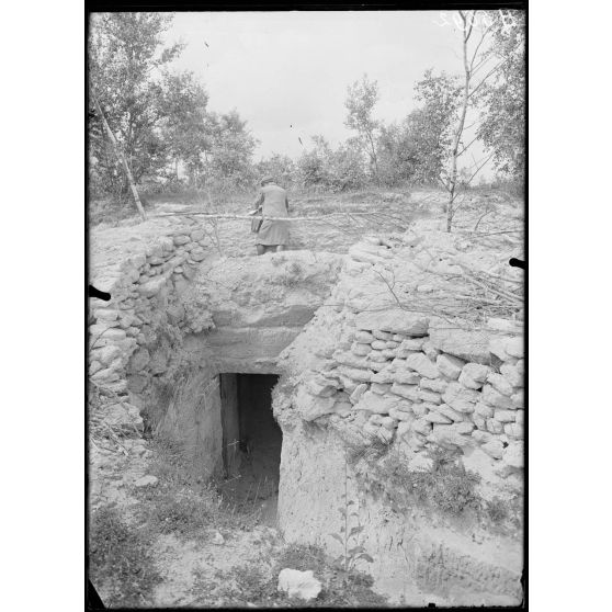 Biermont (Oise). Abri allemand creusé dans le roc. [légende d'origine]