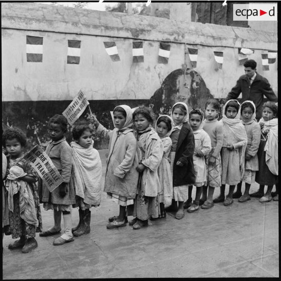 Ecoliers en file indienne pour le venue de Madame Lambert.