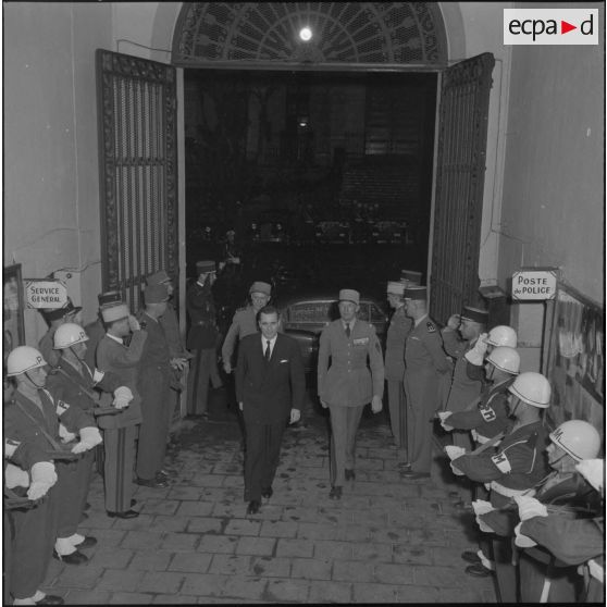 Arrivée de Jacques Chaban-Delmas, ministre de la défense nationale et des forces armées, du général de corps d'armée Jacques Allard et du général Raoul Salan, sur le lieu de la conférence de presse.