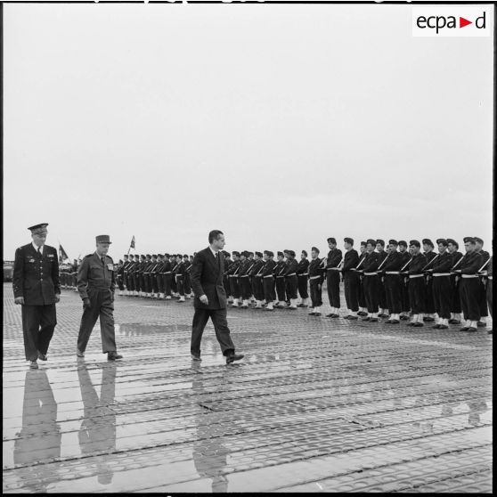 Le ministre Jacques Chaban-Delmas et sa suite passe en revue les troupes qui lui rendent les honneurs.