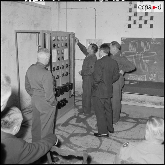 Exposé par un officier supérieur du génie sur les possibilités du barrage à la frontière algéro-tunisienne.