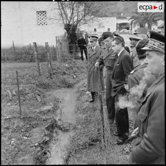 Le ministre de la défense nationale et des forces armées Jacques Chaban-Delmas visite les installations du barrage à la frontière algéro-tunisienne.