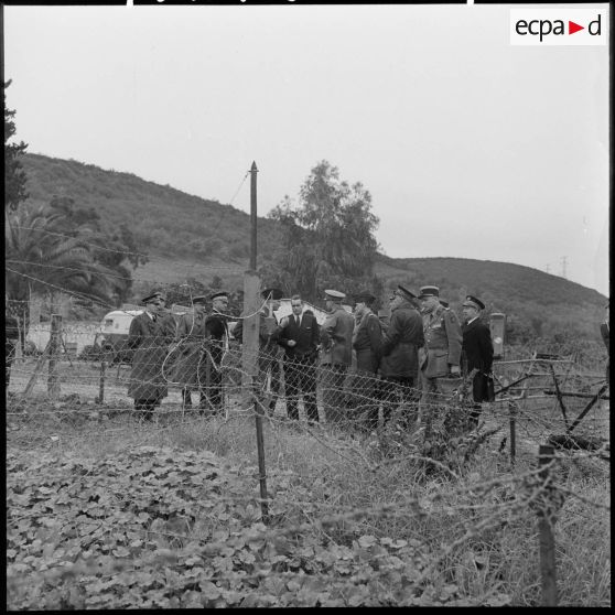 Le ministre de la défense nationale et des forces armées Jacques Chaban-Delmas visite les installations du barrage à la frontière algéro-tunisienne.
