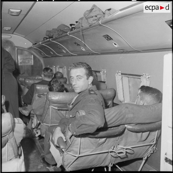 Portrait d'un militaire dans un avion.