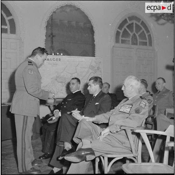 Présentation de la situation du Colonel Yves Godard aux autorités lors de la visite de Jacques Chaban-Delmas à la casbah d'Alger.