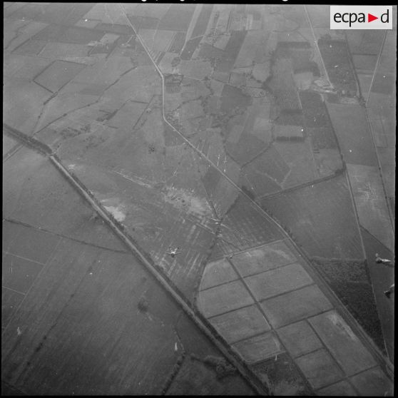 Descente en chute libre des parachutistes en ouverture retardée.