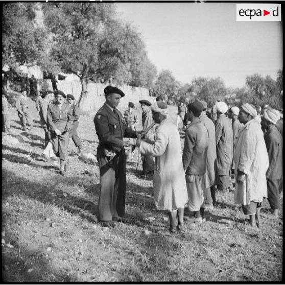 Remise d'armes à un groupe d'autodéfense.
