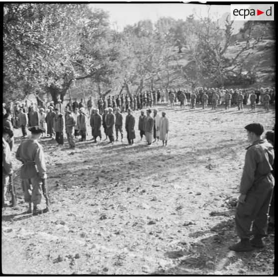 Remise d'armes à un groupe d'autodéfense.