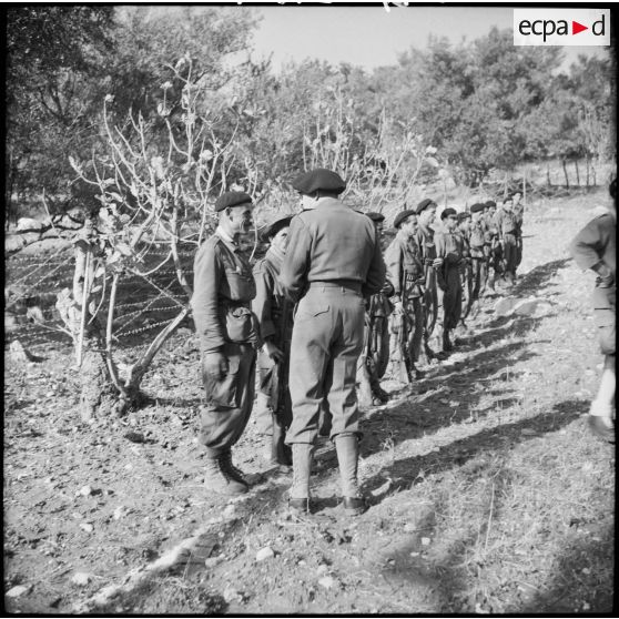 Remise d'armes à un groupe d'autodéfense.