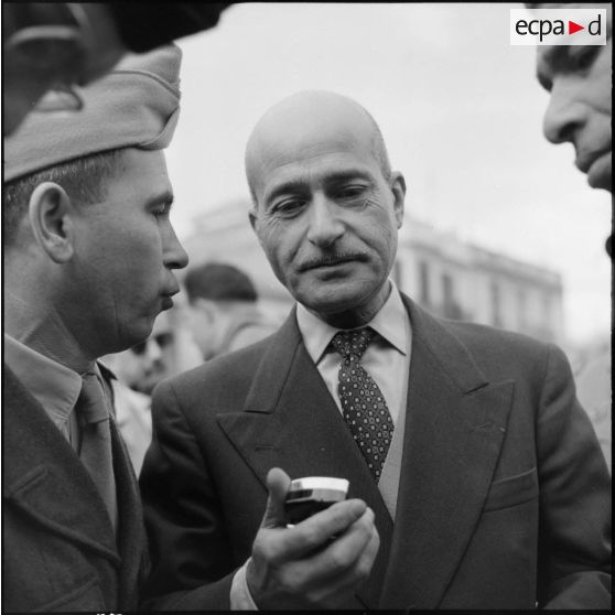 Monsieur le ministre Sid Cara s'adresse, dans une allocution, à la foule.