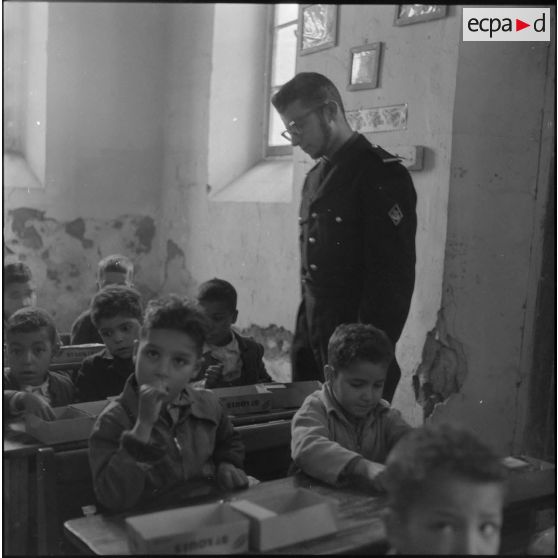 Un aspirant (stagiaire militaire) du 22ème bataillon de chasseurs alpins (BCA) fait la classe aux enfants de l'école d'Irhorat.