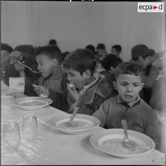 La cantine scolaire de Bouïra où les enfants déjeunent.