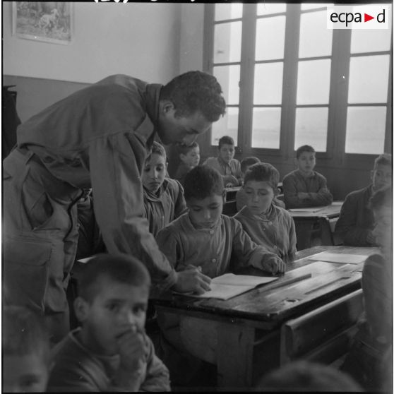 A Bouïra un stagiaire militaire suit les devoirs d'un enfant.