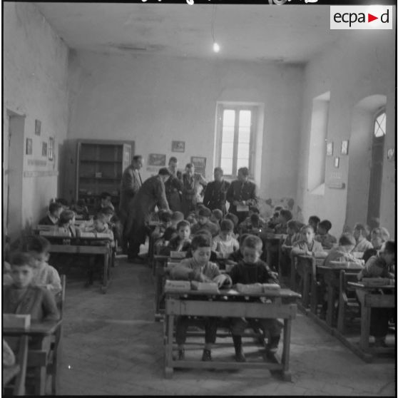 Les stagiaires militaires assistent aux cours. Au fond à gauche le directeur de l'école et du stage.