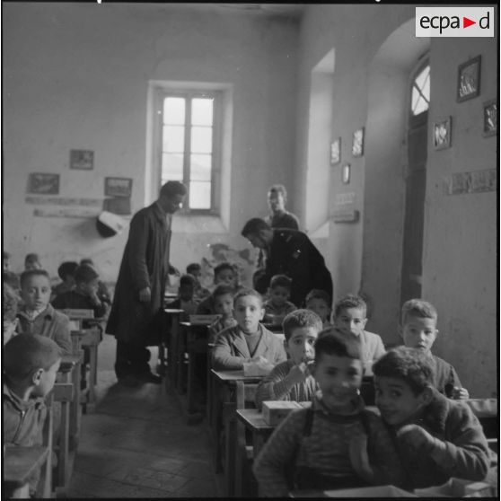 Les stagiaires assistent aux cours donnés aux enfants par l'instituteur de Bouïra.