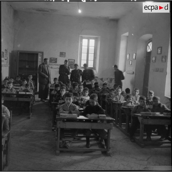 Les stagiaires militaires assistent aux cours. Au fond à gauche le directeur de l'école et du stage.