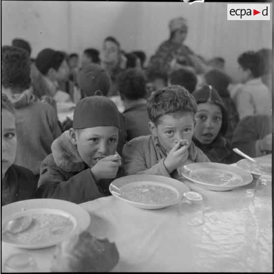 La cantine scolaire de Bouïra où les enfants déjeunent.