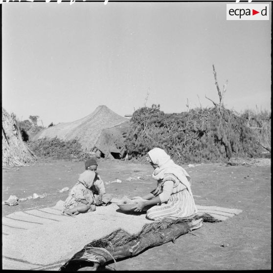 Femme tamisant de l'orge.