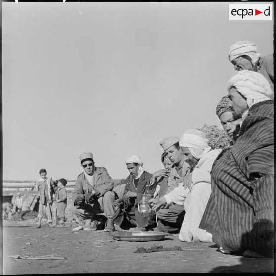 Le capitaine Ali en grande conversation avec quelques hommes du centre de regroupement.