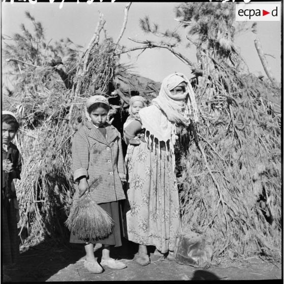 Femme portant son enfant.