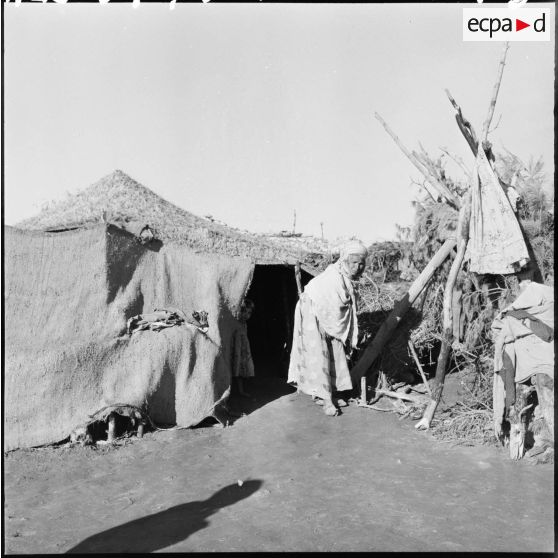 Femme âgée faisant le nettoyage de son gourbi.